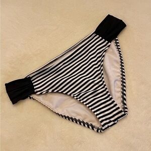 MOSSIMO BLACK AND WHITE STRIPED BIKINI BOTTOM SZ MEDIUM